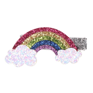 Dettaglio del fermaglio per capelli arcobaleno con paillettes colorate e nuvole glitter