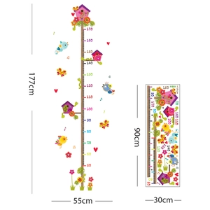 Detail eines Cartoon-Größenmessers fürs Kinderzimmer mit Baum und Vögeln