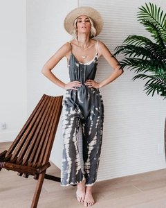 Détail d'une combinaison tie-dye grise à jambes larges avec de fines bretelles de vacances