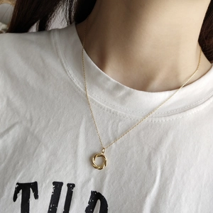 Elegant 925 sterling silver wreath necklace with a gold-plated twisted ring pendant