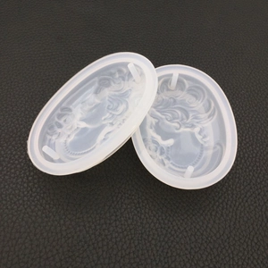 Vue macro de moules en silicone ovales avec reliefs de portraits pour l'artisanat en résine
