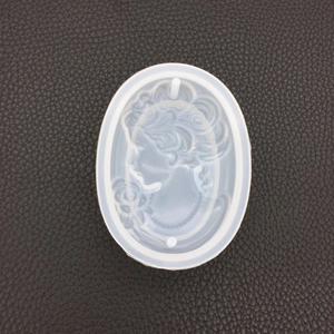 Détail du moule en silicone avec portrait de dame vintage pour résine et plâtre DIY