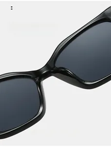 Détail des plaquettes de nez intégrées confortables sur lunettes de soleil œil de chat