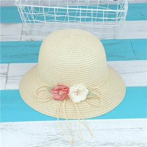 Cappello di paglia beige con decorazioni floreali rosa e bianche e fiocco di corda