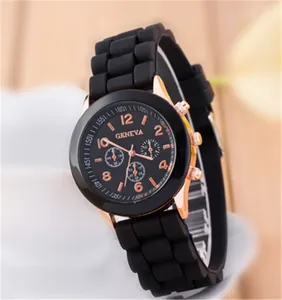 Dettaglio dell'orologio Geneva in silicone nero e cassa oro rosa su una tazza bianca