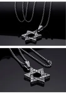 Vue macro détaillée d'un pendentif étoile hexagramme sculpté en acier titane vintage