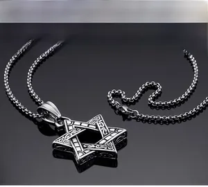 Gros plan détaillé du pendentif hexagramme creux avec gravures florales vintage