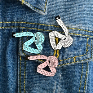 Creative Measuring Tape Enamel Brooch Zinc Alloy Painted Soft Ruler Shape Badge For Tailor Fashion Clothing Accessories