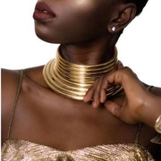 Nahaufnahme der mehrlagigen goldenen Halskette im afrikanischen Stil mit Hochglanz