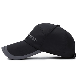 Casquette de sport noire avec visière longue et tissu respirant à séchage rapide pour extérieur