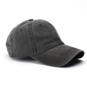 Dettaglio ravvicinato del cappello da baseball in cotone lavato grigio scuro stile retrò
