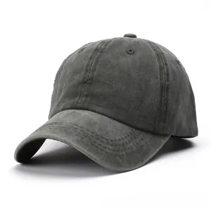 Gros plan sur la texture en coton lavé et coutures renforcées d'une casquette grise