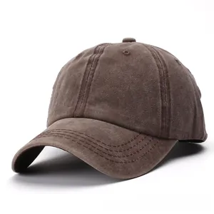 Détail de la casquette de baseball marron en coton délavé avec coutures renforcées et œillets