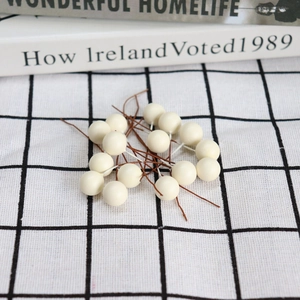 Tiges de baies artificielles blanc crème sur tissu à carreaux pour déco florale DIY