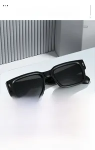 Vue détaillée de la monture de lunettes de soleil carrée noire avec rivets