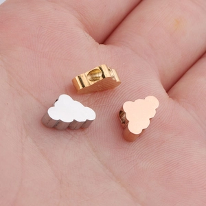 Drie spiegelgepolijste roestvrijstalen wolkenbedels in goud, zilver en roségoud