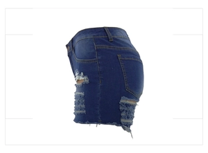 Detailansicht der blauen Denim-Shorts mit Distressed-Saum und Taschen auf der Rückseite