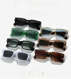Vue détaillée de lunettes de soleil carrées avec rivets métalliques et marquage intérieur