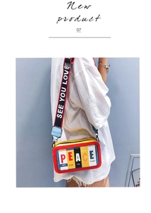 Détail du sac bandoulière multicolore avec lettrage PEACE et large sangle logo