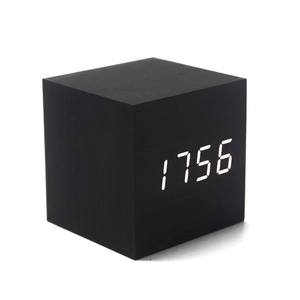 Sveglia digitale a cubo in legno nero con display LED bianco e comando vocale attivo