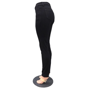 Vista laterale di jeans skinny neri a vita alta su manichino che mostra il taglio aderente