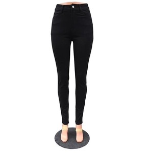 Dettaglio dei jeans skinny neri a vita alta che mostrano la vestibilità slim e le cuciture