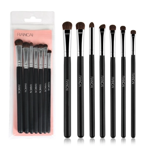 Détail d'un ensemble de 7 pinceaux de maquillage professionnels avec manches noirs et argent