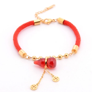 Bracciale a cordoncino rosso con ciondolo a zucca in oro rosa e monete d'oro