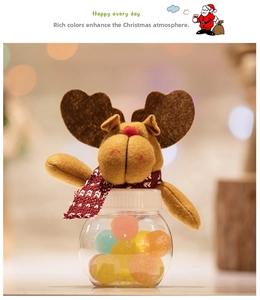 Dettaglio del barattolo di caramelle natalizio a forma di renna con tappo di peluche