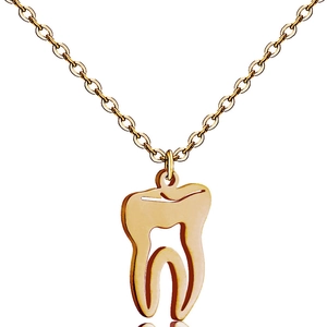Macro d'un pendentif dent doré avec design creux et chaîne fine pour dentistes