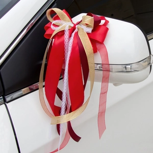 Nœud décoratif de voiture de mariage rouge et or avec dentelle et longs glands soyeux