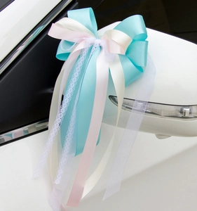 Détail d'un nœud en ruban bleu et rose avec dentelle pour décoration de miroir de mariage
