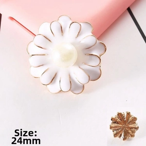 Dettaglio di un accessorio a fiore da 24mm in smalto bianco e perla con retro in metallo dorato