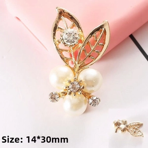 Dettaglio ciondolo foglia dorata 14x30mm con tre perle e piccoli strass lucidi