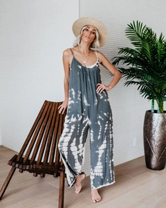 Détail de la texture du combipantalon gris tie-dye et de la bretelle fine d'été