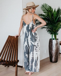 Détail d'une combinaison tie-dye grise dos nu avec de fines bretelles et jambes larges