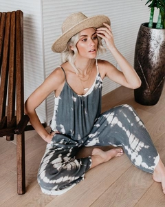 Détail d'une combinaison tie-dye à jambes larges montrant la texture en coton et lin
