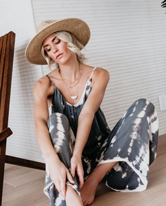 Gros plan sur une combinaison tie-dye à jambes larges avec chapeau et colliers