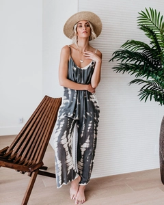 Gros plan sur la texture du tissu de la combinaison tie-dye gris et détails bohèmes