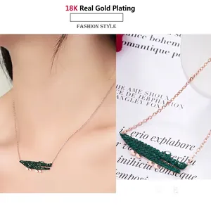 Collier pendentif crocodile plaqué or 18 carats avec cristal vert étincelant