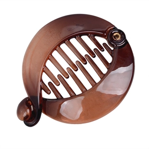 Detailed view of the dark amber resin banana hair clip with interlocking comb teeth