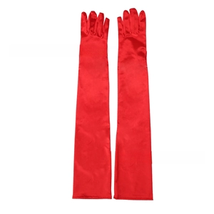 Dettaglio di guanti lunghi da sera in raso rosso con finitura lucida elasticizzata