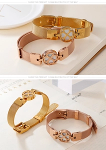 Detail of mesh strap bracelet with clover charm in gold and rose gold plating