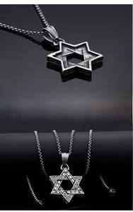 Détail macro d'un pendentif hexagramme en acier vintage avec texture géométrique sur socle
