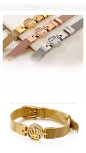 Détail du bracelet en maille d'acier inoxydable avec breloque couronne et nacre