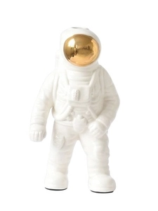 Detalle del jarrón de astronauta de cerámica blanca con visera dorada de baño metálico