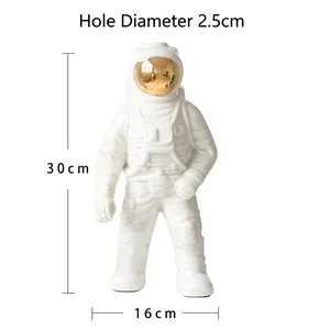 Detalle de jarrón astronauta de cerámica con apertura de 2,5cm y visera galvanizada