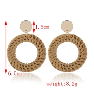 Détail de boucles d'oreilles en rotin avec dimensions 6,5 cm et poids de 8,2 g