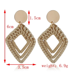 Détail des boucles d'oreilles losange tressées, longueur 6cm avec clous dorés ronds