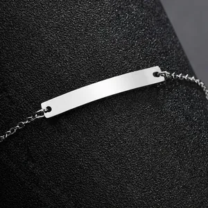 Primer plano de placa de acero inoxidable pulido en pulsera minimalista para niños